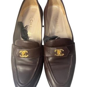 Chanel pump shoes turnlock